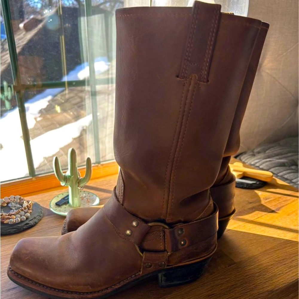 Women’s 7.5 Frye brand boots